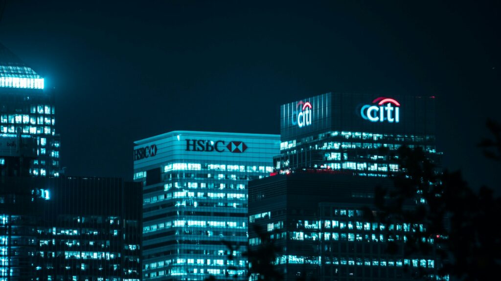 Bild zeigt Investmentbanken bei Nacht / Unsplash @Miquel Parera / Arbeitseziten im Investmentbanking