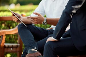 Bild zeigt zwei Männer im Gespräch / Unsplash @ Medienstürmer / McKinsey Praktikum Gehalt