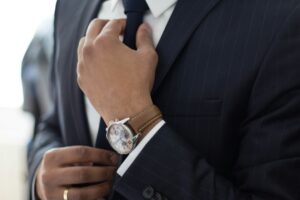 Bild zeigt Mann im Anzug / Unsplash @Ruthson Zimmerman / Private Equity Praktikum Gehalt